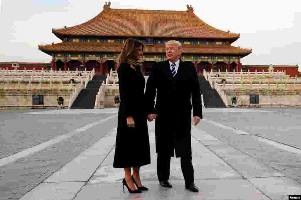 美国总统川普和第一夫人梅拉尼亚在首次亚洲之行期间参观中国北京故宫（2017年11月8日）。在人们欢度新春佳节之际，川普总统携夫人梅拉尼亚送上了新春祝福。白宫的声明说：&ldquo;我向美国及全球欢度农历新年的人们致以热情的问候。我们国家有幸拥有多元化和充满活力的亚裔人口，他们以多种形式在这个国家留下了印记。亚裔为我们的民族团结与组成做出了数不清的贡献。人们不难发现，他们是如此深爱自己的丰富传统、如此强调神圣传统与家庭纽带的重要性。&rdquo; &nbsp;