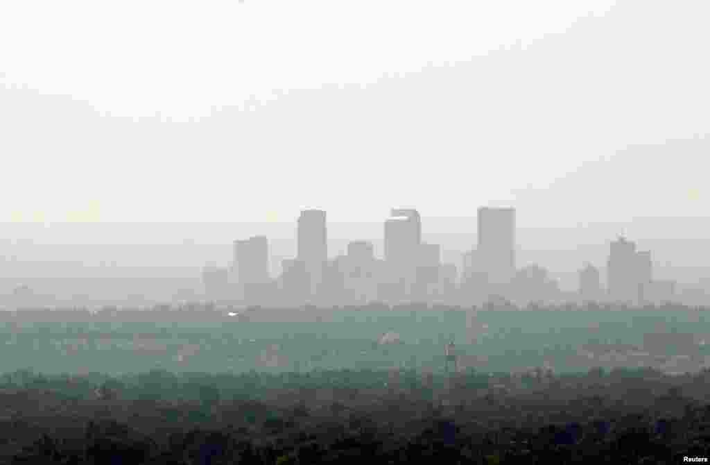 Nền trời trung tâm thành phố Denver bị che mờ vì khói từ nhiều đám cháy rừng.