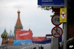 Знак "Зона заборонених польотів" на порожній Красній площі поруч із Кремлем, Москва, Росія, середа, 3 травня 2023 р. (AP Photo/Alexander Zemlianichenko)