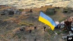 7-го липня 2022 року українські військові встановили державний прапор на острові Зміїний, який росіяни окупували у перший день повномасштабного вторгнення 24 лютого 2022 року. (Ukrainian Defence Ministry Press Office via AP)