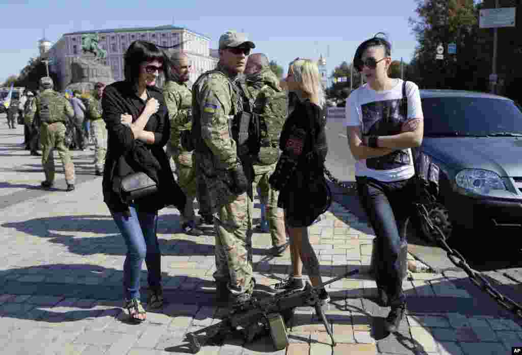 Бійці "Азова" у Києві перед поверненням на передову.