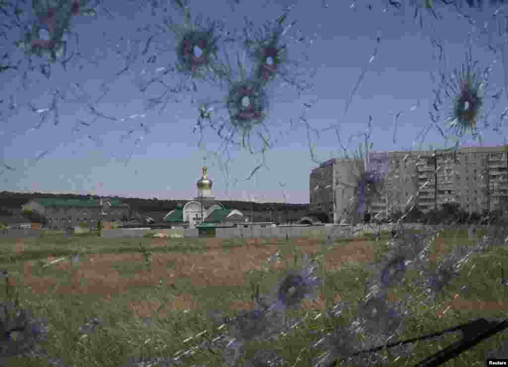 Hujumga uchragan yuk mashinasining oynasi orqali Ukraina chegara posti ko&#39;rinmoqda, Lugansk, Ukraina, 3-iyun, 2014-yil