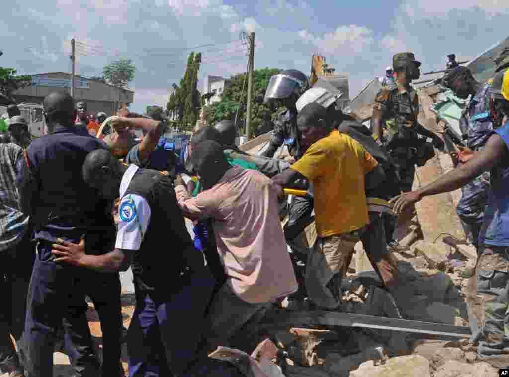 Rescue workers carry a man from a collapsed building in Accra, Ghana, November 7, 2012.
