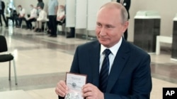 Путін під час голосування на референдумі за поправки до Конституції Росії