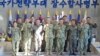 24일 한국을 방문한 스티븐 쾰러 미 해군 태평양함대사령관이 한국 해군 잠수함 사령부에서 간부들과 단체 사진 촬영을 진행하고 있다.