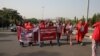 ကျောင်းသူလေးတွေလွတ်မြောက်ဖို့အတွက် BringBackOurGirls လှုပ်ရှားမှုအဖွဲ့ဝင်တွေ နိုင်ဂျီးရီးယားမြို့တော်မှာ ဆန္ဒပြတောင်းဆိုနေကြပုံ