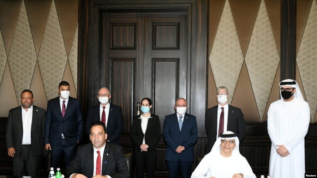 이스라엘과 아랍에미리트(UAE) 고위 관리들이 1일 아부다비에서 양국 관계 정상화를 위한 협정에 서명했다.