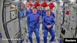 30일 중국의 발사한 선저우 19호의 승무원들과 지구 궤도를 돌고 있는 중국 우주정거장 톈궁의 승무원들이 도킹 후 만나 중국 유인우주공정판공실과 화상 대화를 하고 있다.