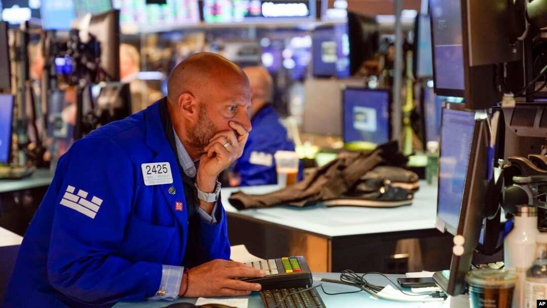 Traders work on the floor at the New York Stock Exchange in New York, Tuesday, June 14, 2022. Wall Street is wobbling between gains and losses Tuesday in its first trading after tumbling into a bear market on worries about a fragile economy and rising rat