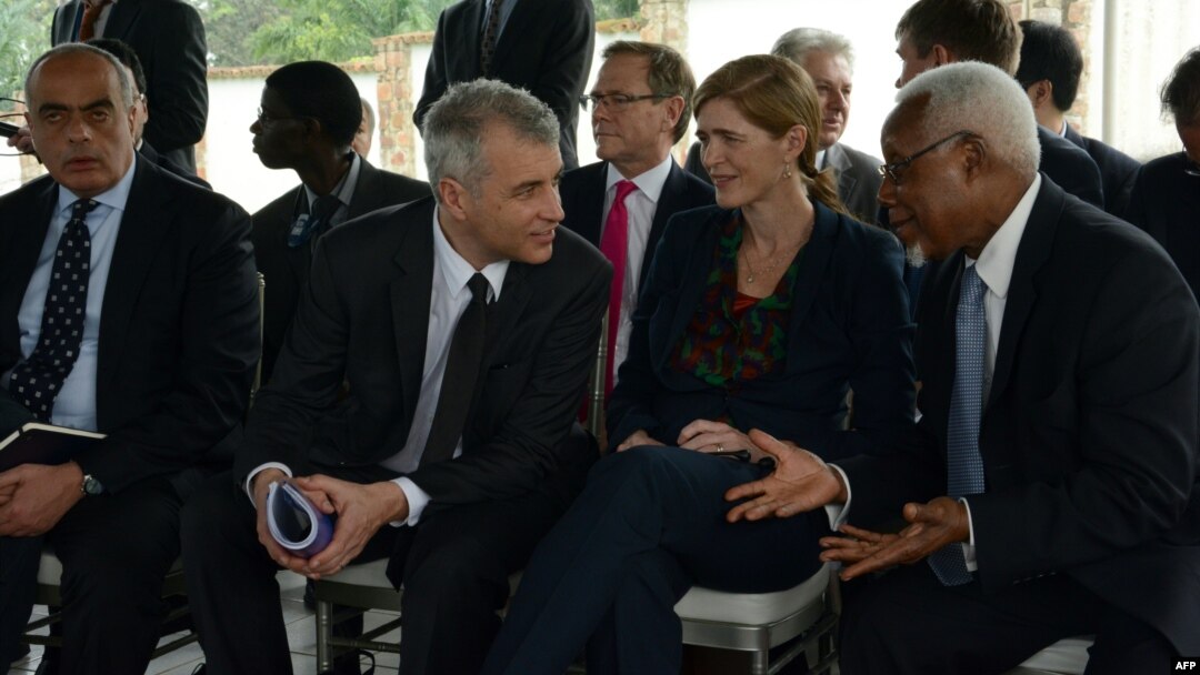 US ambassador to the United Nations Samantha Power (2nd R) speaks with other UN Security Council ambassadors on January 22, 2016 during a meetying with the Burundian President at his residence outside Bujumbura.