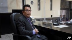ARCHIVO: El juez Miguel Ángel Gálvez posa para una foto durante un receso de una audiencia judicial en Ciudad de Guatemala el miércoles 11 de mayo de 2022