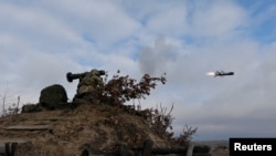 Фото: українькі ЗСУ провдоить постріли з "Джавелінів" під час навчань, Фото ЗСУ через REUTERS