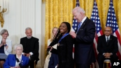 Prezidan Joe Biden remet pi gwo one sivil la, Meday Libete Prezidansyel la, bay jimnaz Simone Biles pandan yon seremoni nan Lamezonblanch nan Washington, Jedi 7 Jiye, 2022. 