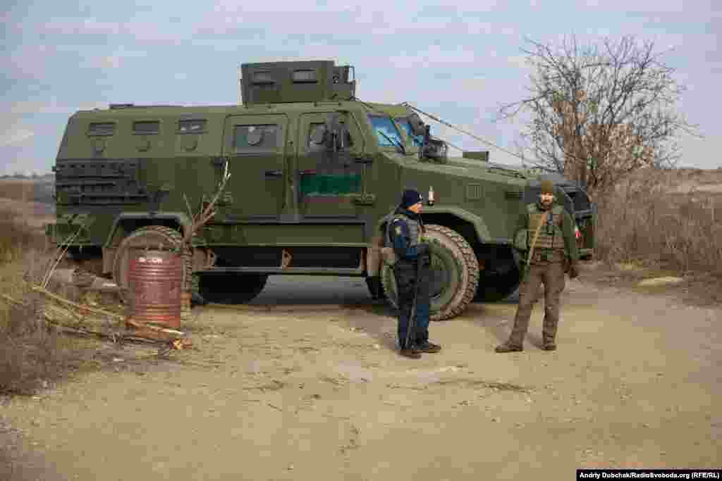 Дорогою зустрічаємо багато патрулів поліції і Нацгвардії. В зоні проведення ООС усе ще діє режим «жовтий», але розведення фактично відбулося, і він може завершитися уже з неділі. (Режим «жовтий» – військові можуть, зокрема, перевіряти документи в цивільних, затримувати в разі відсутності їх, використовувати транспорт чи мобільні телефони громадян за їхньою згодою)