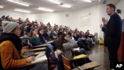 2017年2月1日，纽约布鲁克林大学化学教授亚历山大·格里尔在上课。（资料照片）