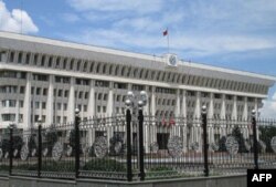 Parlament xalqaro komissiya ishidan norozi