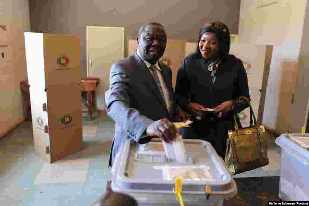 O chefe do Movimento para a Mudança Democrática (MDC), o maior partido da oposição no Zimbabwe, votou pela manhã com a esposa em Harare.
