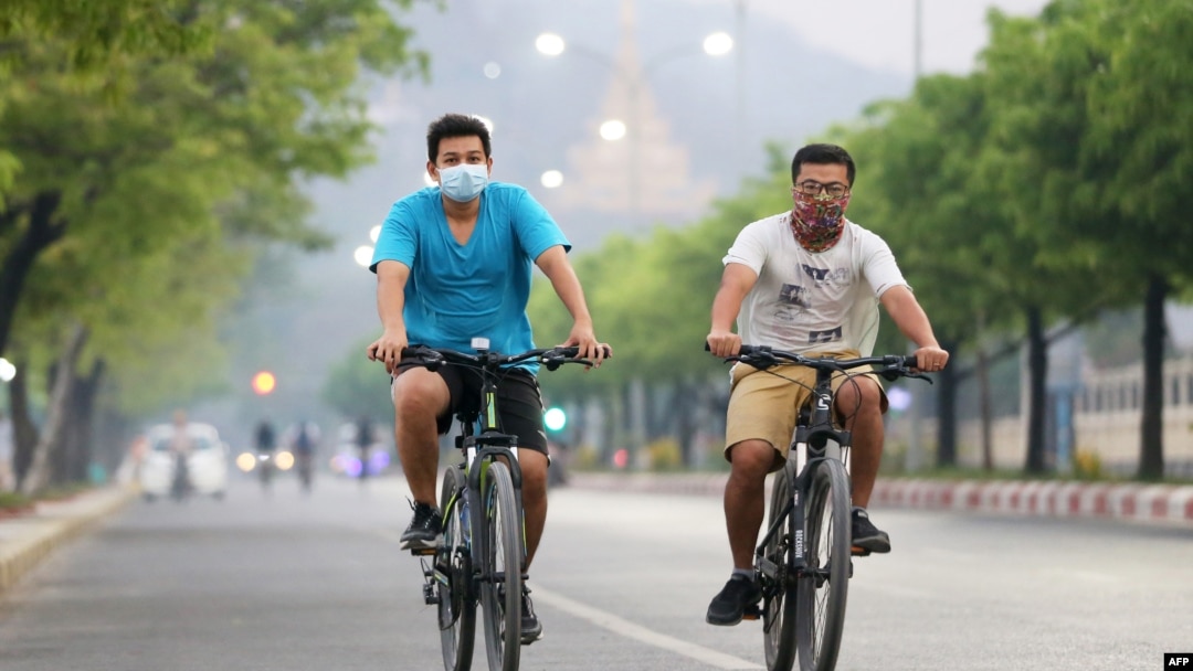 မန္တလေးမြို့မှာ နှာခေါင်းစည်းများတပ်ထားပြီး စက်ဘီးစီးနေကြတဲ့ အမျိုးသားနှစ်ဦး (ဧပြီ ၀၇၊ ၂၀၂၀)