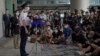 香港警务处处长邓炳强在星期三(5月12日)下午会见传媒讲述国安处处长蔡展鹏接受调查的消息