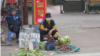 Người nghèo miệt mài mưu sinh trong giá rét, chưa nghĩ gì đến Tết. Hình minh họa.
