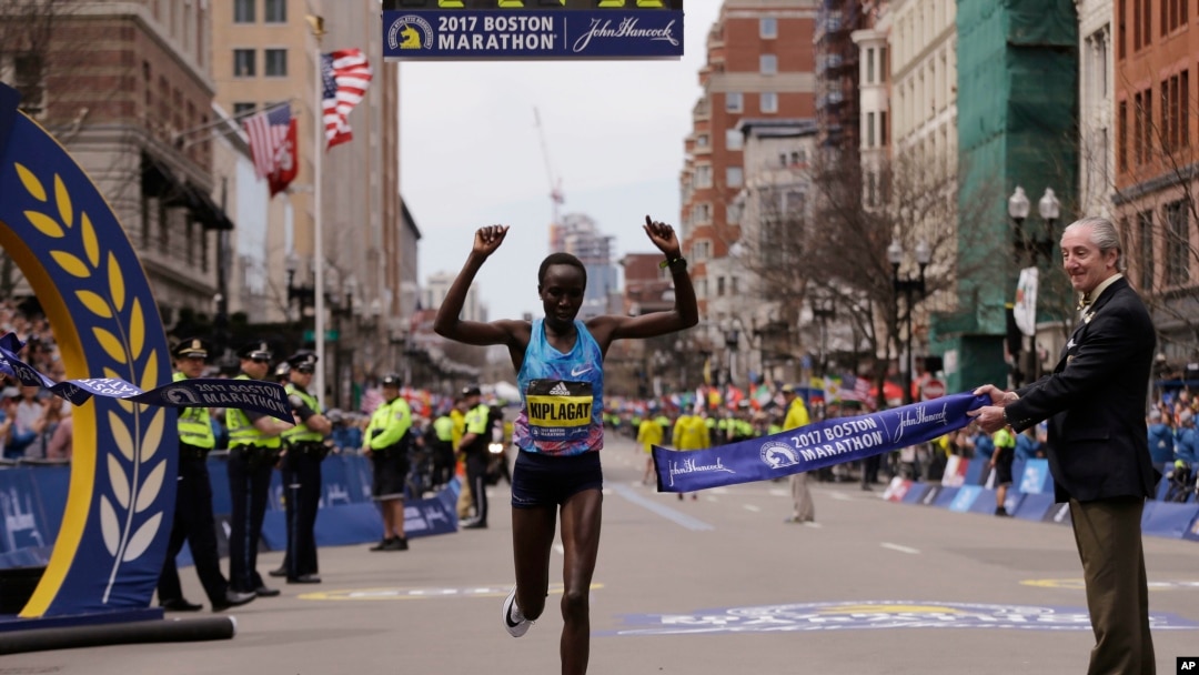 Ayollar orasida 2017-yil Boston marafoni g'olibi keniyalik Edna Kiplagat, Boston, 17-aprel, 2017-yil