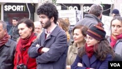 People listen to a speaker on the Place de la Republique, in Paris, France, (L. Bryant/VOA). Part of the "Nuit Debout" movement, activists have been gathering at the site daily to air or listen to wide-ranging grievances.
