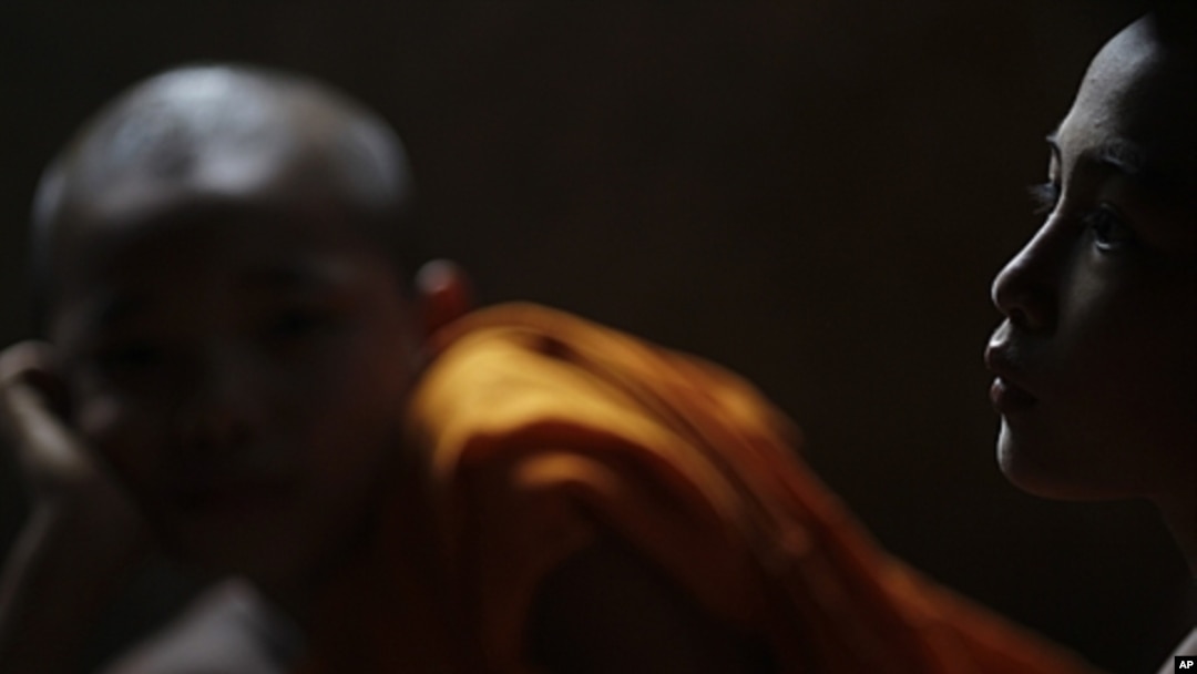 Burma's ethnic Karen novice monks attend class in Mae La refugee camp near Mae Sot, Thailand, Oct. 2010 (file photo).