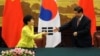 2013年6月27日韩国总统朴槿惠(左)和中国国家主席习近平在北京人民大会堂