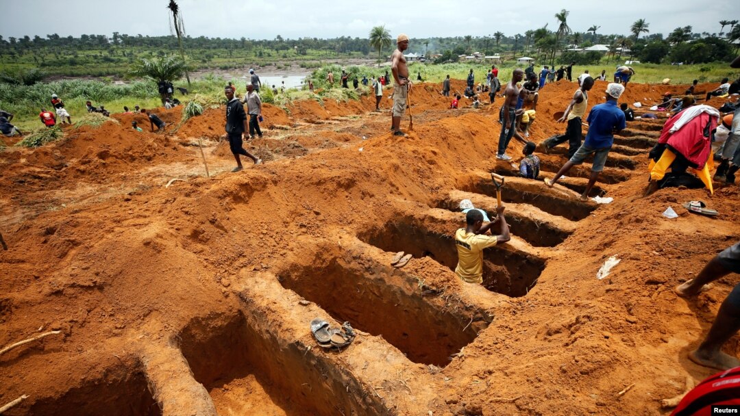 Workers are digging graves for mudslide victims at the Paloko cemetery in Waterloo, Sierra Leone, Aug. 17, 2017.