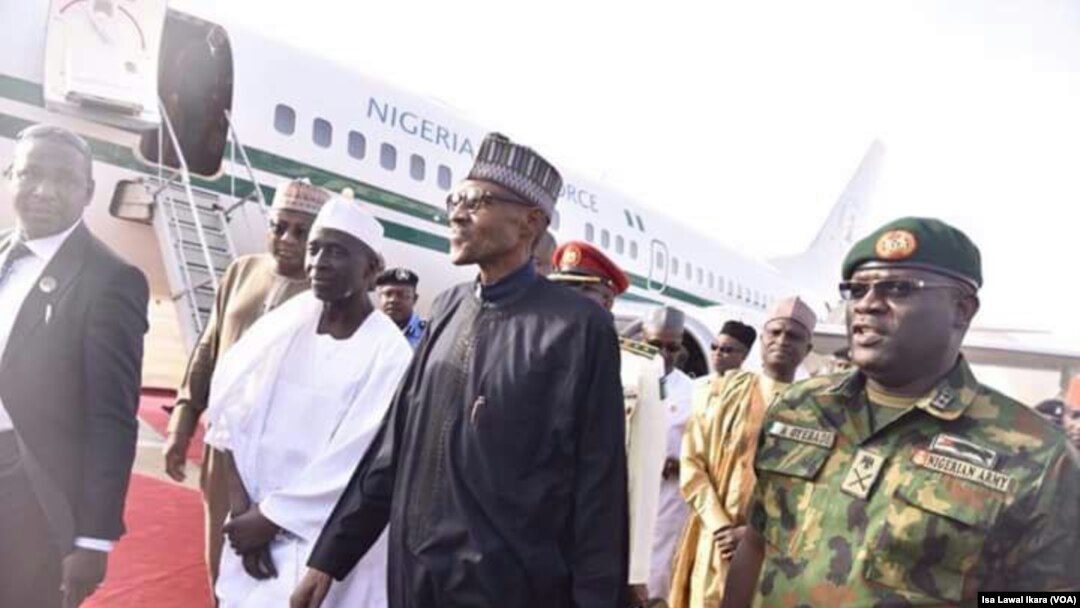 Shugaba Buhari, bayan ya sauko daga jirgi