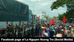 Công an và người biểu tình đối mặt nhau trong một cuộc biểu tình tại Việt Nam. Hình minh họa.