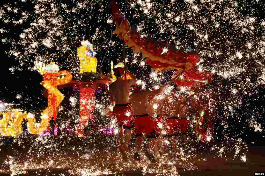 2018年2月14日，中国河南省商丘，农历新年除夕，民间艺人表演熔铁火花和火龙舞。