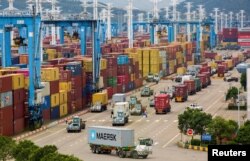 资料照：中国浙江宁波舟山港繁忙的货柜码头。（2021年8月15日）