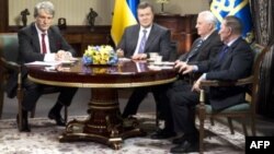 Президент Віктор Янукович (другий ліворуч) та екс-президенти Леонід Кучма (праворуч), Леонід Кравчук (другий праворуч), Віктор Ющенко (ліворуч), Київ, 10 грудня 2013 року