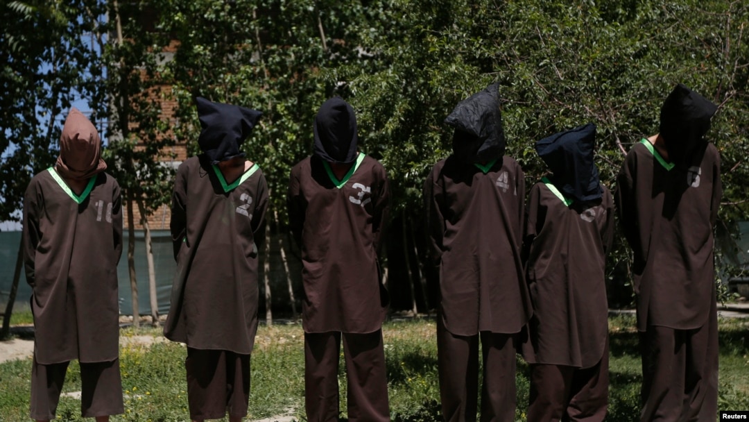 Afg'oniston xavfsizlik idoralari tomonidan hibsga olingan "Haqqoniy" tarmog'i a'zolari. Kobul, 30-may, 2013-yil.