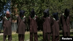 Afg'oniston xavfsizlik idoralari tomonidan hibsga olingan "Haqqoniy" tarmog'i a'zolari. Kobul, 30-may, 2013-yil.