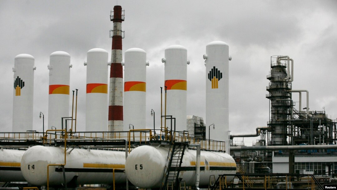 A general view shows the Achinsk oil refining factory, owned by the Rosneft company, outside the town of Achinsk, some 188 km (117 miles) west of Krasnoyarsk, Russia, Oct. 28, 2013.