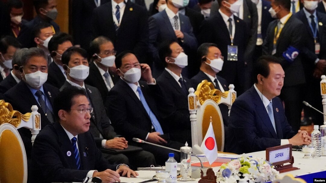 기시다 후미오 일본 총리(왼쪽)와 윤석열 한국 대통령이 12일 아세안+한중일 정상회의에 참석했다.