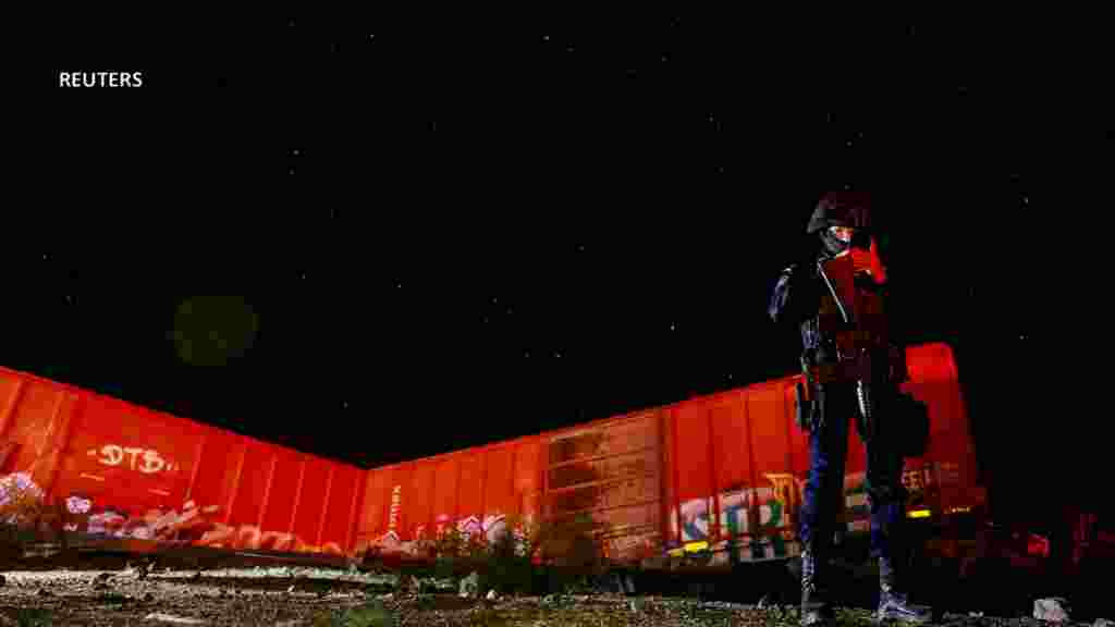 Las autoridades informaron que el accidente también ocasionó un derrame de ácido sulfúrico. 