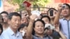 民众高举手中的中华人民共和国身份证希望能够被允许进入警戒区