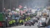 Польські фермери блокують тракторами головну дорогу під час протесту в Ломянках, поблизу Варшави, 6 березня 2024 р., вимагаючи закрити польсько-український кордон для імпорту харчових продуктів з України до Європейського Союзу. (Фото: AP Photo/Czarek Sokolowski)