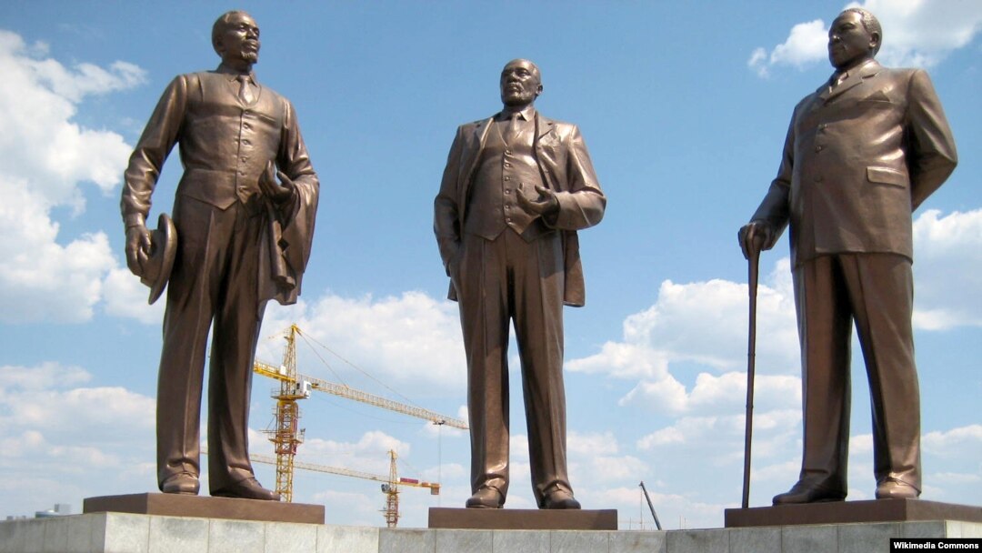 북한이 보츠와나 수도 가보로네에 세운 'Three Dikogsi Monument'. 보츠와나 독립에 기여한 세 부족 지도자의 동상으로 지난 2005년 공개됐다.