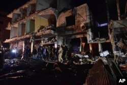叙利亚人聚集在大马士革以南10公里处发生几起爆炸的地点（2016年2月21日）