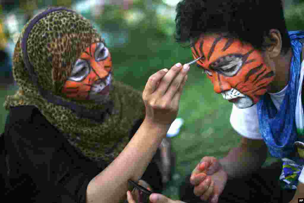 Indoneziyalik talabalar global yo'lbarslar kuni munosabati bilan yuzlariga Sumatra yo'lbarsi timsolini chizmoqda. Sumatra yo'lbarsi yo'qolish xavfi ostida bo'lgan hayvonlardan biri bo'lib, ushbu jonivordan dunyoda jami 400 dona qolgani aytiladi.