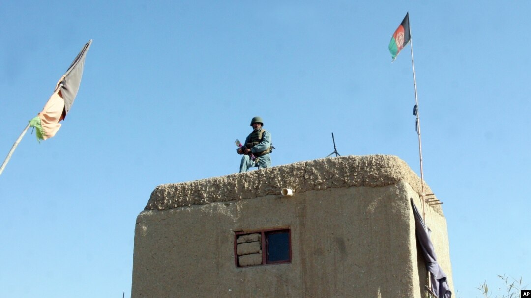 An Afghan soldier guards at a checkpoint in the Nad Ali district of Helmand province, Afghanistan, Dec. 22, 2015. Taliban advances in a restive province have prompted Britain to send a group of military advisers to help local forces in countering the insurgents.