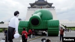台湾民众参观台北自由广场中正纪念堂前为纪念六四事件30周年摆放的一个中国军队的坦克气球。（2019年5月21日）