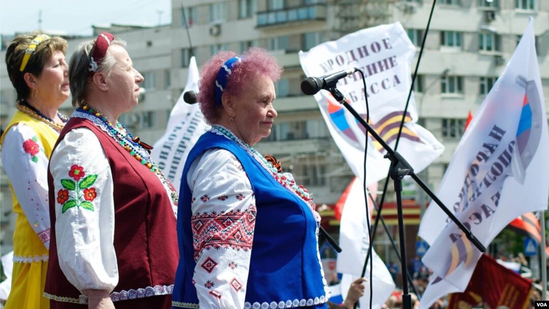 Singers join in the celebrations to mark Victory Day in Donetsk, eastern Ukraine May 9, 2014. (Jamie Dettmer/VOA)