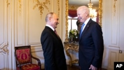 На фото президенти США та Росії під час саміту Женеві у червні 2021-го року