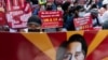 缅甸民众2021年2月16日在美国驻仰光大使馆外集会抗议缅甸军事政变（路透社）