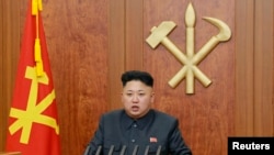 Shimoliy Koreya rahbari Kim Chen Un xalqqa Yangi yil tabrigi bilan murojaat qilmoqda, 1-yanvar, 2014-yil